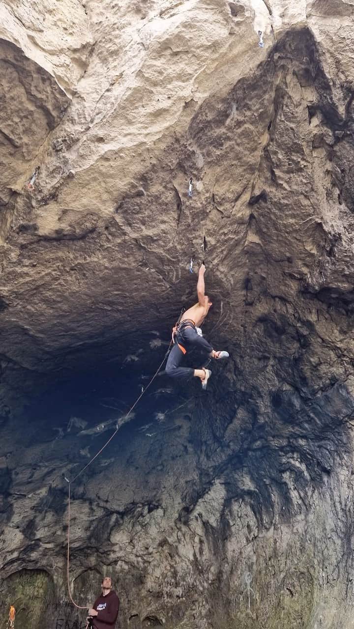 アダム・オンドラのインスタグラム：「Here are lots of crags that are “hyped” and where everybody is going, whereas some places are literally forgotten☝️ Just across the border in Slovakia 🇸🇰 (Europe), in the Male Karpaty range, this small limestone cave is hidden in idyllic green hills. I haven’t had much information about it besides one old article in climbing magazine from 2001. It is always great for me going into crags I have never been to. It always feels like my adventurous soul is alive 👌  First, I was a little disappointed that all the hard routes are more or less chipped. The steepest abandoned project, called Tadej Slabe (after Slovenian climbing legend establishing hard routes in the 90s, mostly on the total roof of Misja pec crag), was covered in the ash from the fireplace underneath 😅 It took half an hour to discover not only hand- and foot-holds but even bolts! The route is mostly chipped in a completely blank roof, but it climbs pretty well and requires unique power endurance, which is rare to find on the rock 🧗 I feel like these old chipped routes are testimony of that time, and despite not agreeing with chipping nowadays, I don’t mind climbing on old chipped routes from time to time ☝️  There is an interesting moment around time 1:30 when I was sure it would be easy to campus that move, but I found out I was pumped and had to find a sneaky heel hook above my head. On that day, apart from this route called Black Roof of Ashes 8c+ (Černá střecha od popela 8c+), I also did another project called Haremyeb 8c+ and flashed Anacunda 8b+ that day (more about that in the next post) 💪  Only on the way back to the gas station, I found out that my face was still full of ash 🙂  #adamondra #AO #rockclimbing #adventure #climbinglife #crag # #slovakia #malekarpaty #cave #caveclimbing #extremesports #extremesport   @mammut_swiss1862 @lasportivagram @euroholds @mix.it @sensfoods @hudysport @211_zpmvcr」