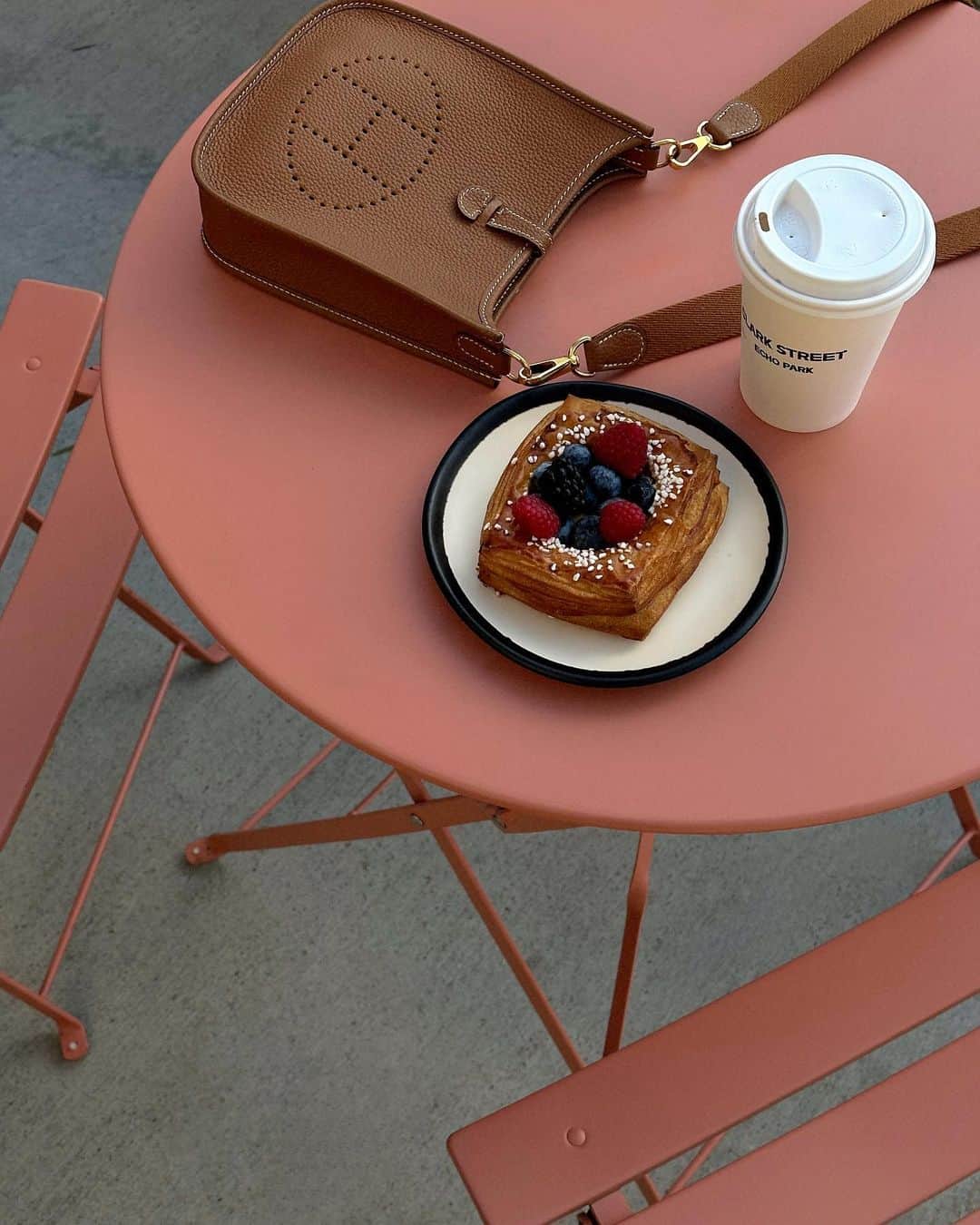 ジュリー・サリニャーナのインスタグラム：「Sweet morning cravings! 🍰  I have to have a little something sweet to fulfill my pregnancy cravings and so many of you that were pregnant/are currently pregnant did too! I prefer sweet than salty so I’ll keep on enjoying these sweet things! 🫶🏽✨」