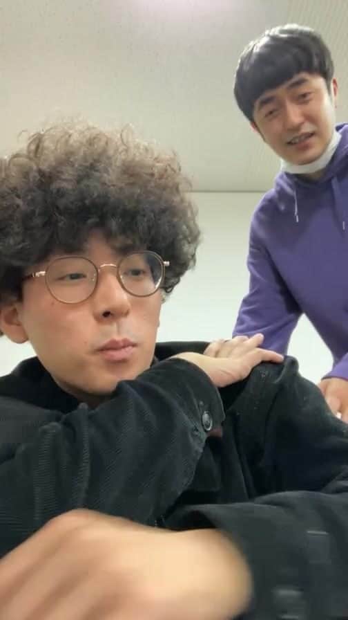 のインスタグラム：「1人でやってたら途中でいきなりギャンブルを始めて、助っ人に赤木が来た男の告知配信。 5月1日セッションと5日のからし蓮根さんとの合同単独よろしく！」