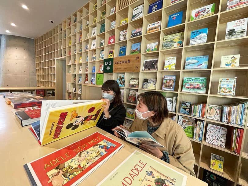 前田彩名のインスタグラム：「#子ども本の森神戸  友達が予約してくれました☺️  児童図書館なのでお子さん連れで大賑わい！なのだけど、 大人もどうぞという優しい空間。 建築家、安藤忠雄さんをはじめ いろんな方からの寄付があったそうです。 すごく素敵な施設でした。  建物の形状も本の充実度もすごかった！ 不朽の名作から最新の絵本、 文庫、洋書、紙芝居、仕掛けのある本に哲学書まで📚 神戸ということで震災に関連した本も。 子どもの頃からこんな場所が身近にあったら、 すごく知的に育つんじゃないかって思う。笑  ジャンル分けがめちゃくちゃ細分化されてて、 動物や生き物の種類ごとにコーナーがあってビックリꧮ！ 恐竜、宇宙の本も、よくそんなに集めたねと感動しました🥹笑  大型の作品も多くて、なかなか普段は 手に取れないような本にも出会えて嬉しかった☺️  お友達が教えてくれたアプリもすごく便利で📚！ 使いこなせてない便利なものが まだまだたくさんありますね😂  1.2枚目photo by @yumi_flake  @chi_38fc と☺️  ゆみちゃん行きつけのお店でいただいたプヂン🍮& コーヒーも美味しかったです🫶  久々に神戸ぶらぶらできて嬉しかった〜！ 東遊園地めちゃくちゃ良きスポットになってた🌿！」