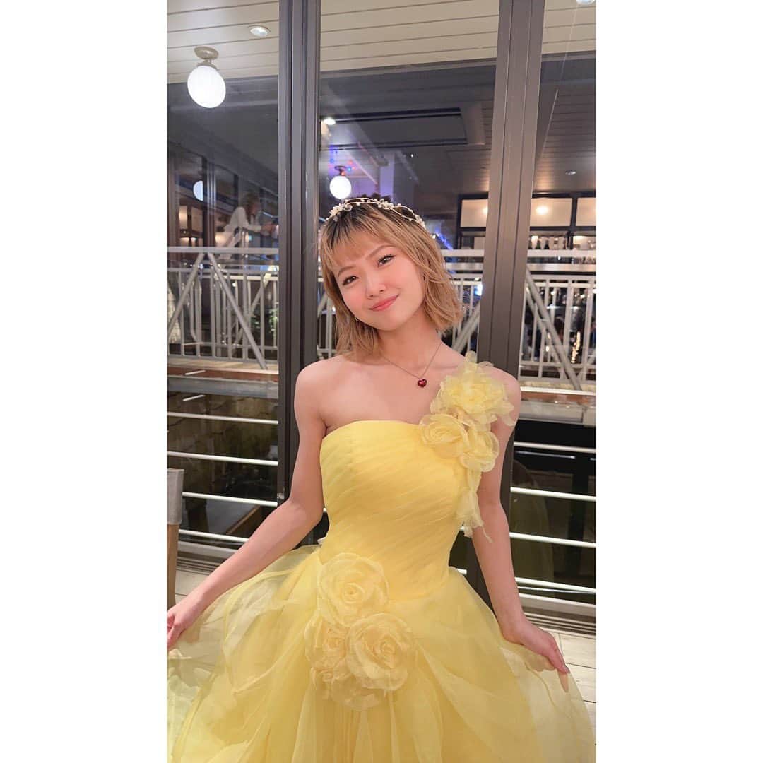 のインスタグラム：「華のエイティーンになっちゃいました。 早かったです早すぎました🥺  ママ毎年ドレス着せてくれてありがとう♥ 成人やっほーい！」