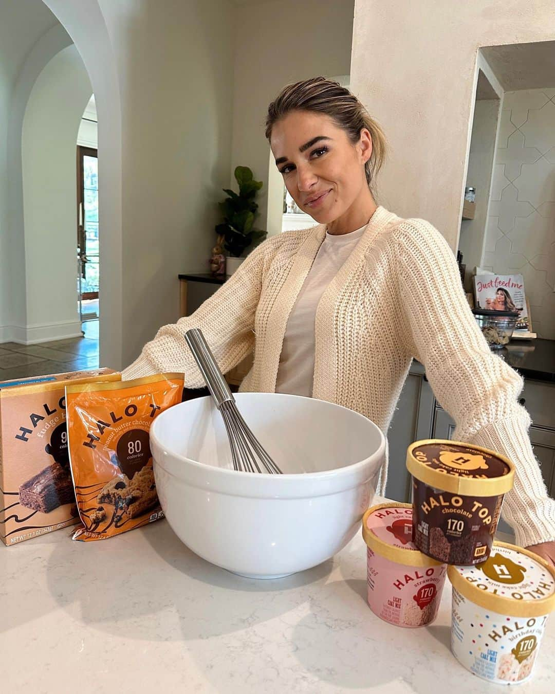 Jessie Jamesさんのインスタグラム写真 - (Jessie JamesInstagram)「#ad I’m so stoked to share that my fave ice cream brand, @halotopcreamery, has found its perfect match with new baking treats available at @Walmart! As y'all know, I love indulging in some better-for-you sweets. Find in the baking aisle! 😍🍨 #halotop #halotopcake」4月29日 5時40分 - jessiejamesdecker