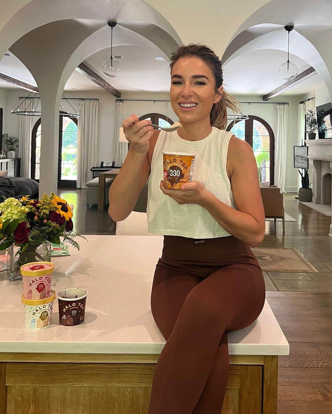 Jessie Jamesさんのインスタグラム写真 - (Jessie JamesInstagram)「#ad I’m so stoked to share that my fave ice cream brand, @halotopcreamery, has found its perfect match with new baking treats available at @Walmart! As y'all know, I love indulging in some better-for-you sweets. Find in the baking aisle! 😍🍨 #halotop #halotopcake」4月29日 5時40分 - jessiejamesdecker