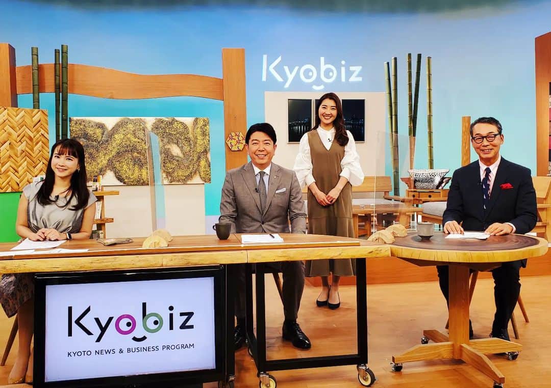 竹内弘一のインスタグラム：「Kyobiz 817回目 コメンテーターは京都産業大学の 大西辰彦教授でした。 ナイター中継延長のため15分遅れの スタートでしたがタイガースが完封勝ち してくれたので上機嫌(笑) 新メンバー市川いずみさんも本領発揮で 素晴らしいリポートとスタジオ進行です！  #kyobiz #京都中央信用金庫 #中信 #京セラ #kyocera #日本電産 #nidec #堀場製作所 #horiba #島津製作所 #shimadzu #マツシマホールディングス #足立病院 #ワコール #wacoal #リアライズコーポレーション #ツーナインジャパン #ニッカテクノ #アースカーゴ #公益社 #voga #kuska #ローカル報道 #kbs京都 #tv #ニュースキャスター #竹内弘一 #海平和 #市川いずみ」