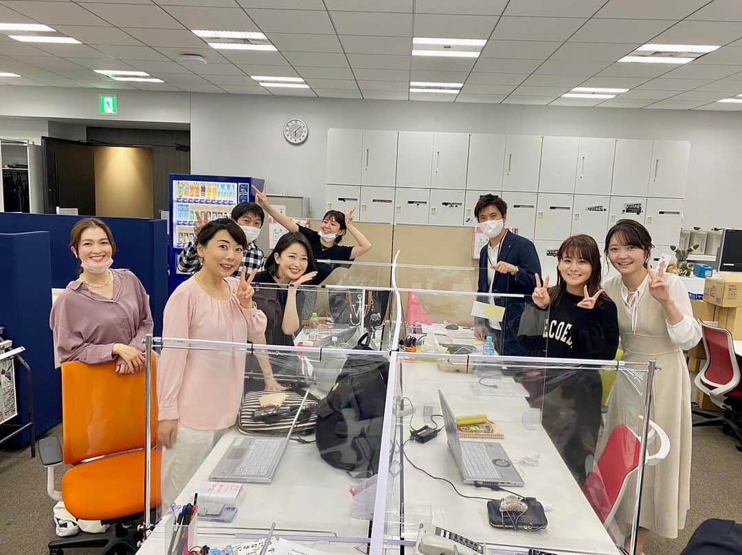 松丸友紀のインスタグラム：「テレ東アナウンス部🎤  今日はデスクが🈵😆  冨田、どこ向いてるの！？笑」