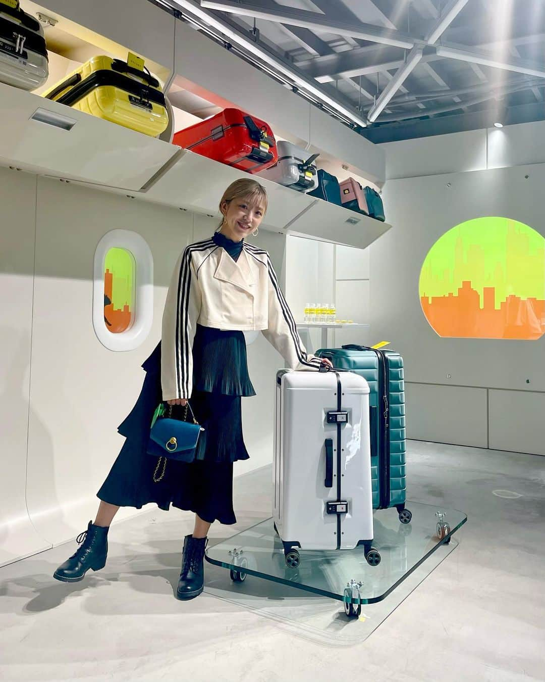 本橋優華のインスタグラム：「DELSEY LAB.  OPENING RECEPTION PARTY✈︎  かっこいいトラベルバッグを持って旅したくなる🧳❣️ 侍と美女に会えた夜☺️  #delsey#delseyofficial#bag#training#デルセー#スーツケース#トラベルバッグ#キャリーバッグ#キャットストリート#🧳 #newopen#delseyparis#delseyjapan#travelbag#cats#carrybag#harajuku#shibuya#tokyo#japan」