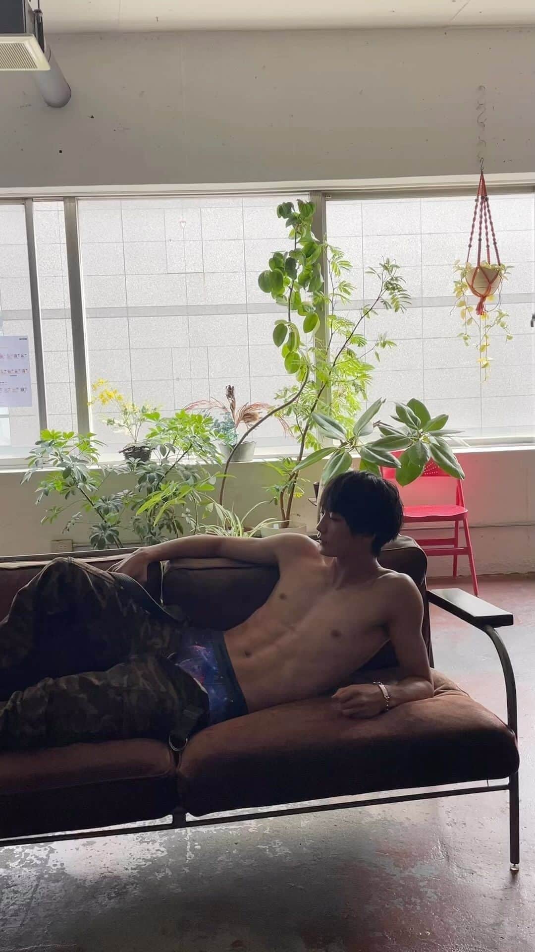 のインスタグラム：「저기 멀리서 바다가 들려 遥か彼方で海が聞こえる  꿈을 건너서 수풀 너머로 夢を渡った森の向こう  선명해지는 그 곳으로 가 鮮明になる その場所へ向かおう  Take my hands now 僕の手をとってくれ  You are the cause of my euphoria 君こそが僕の幸せだから」