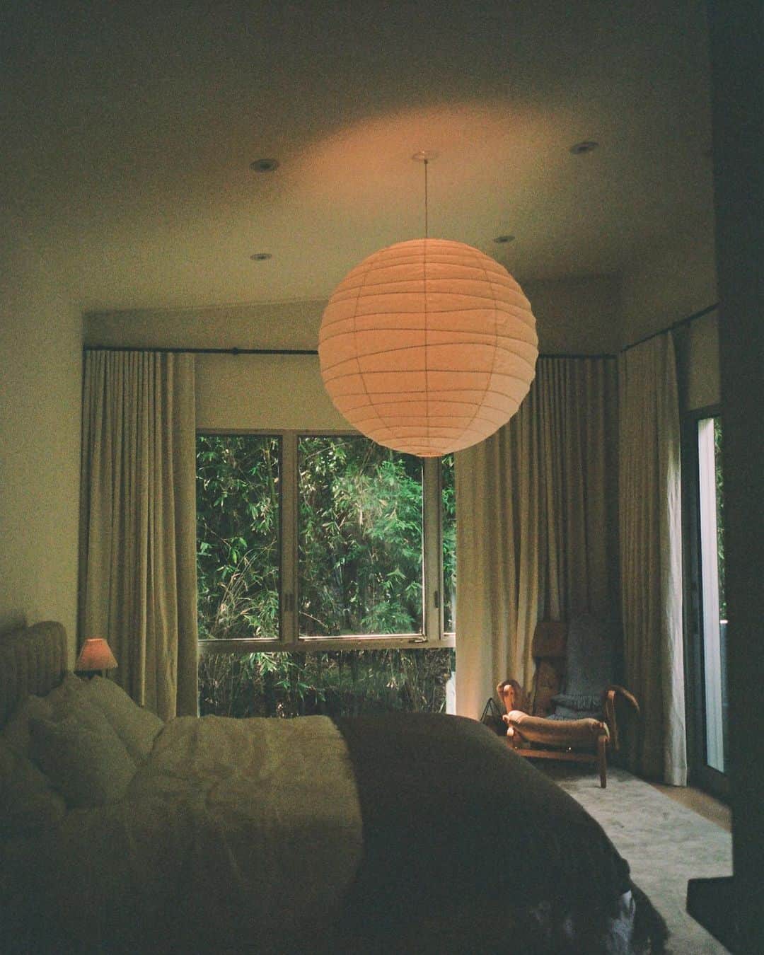 アシュレイ・ティスデイルのインスタグラム：「My bedroom is a vibe @frensheinteriors」