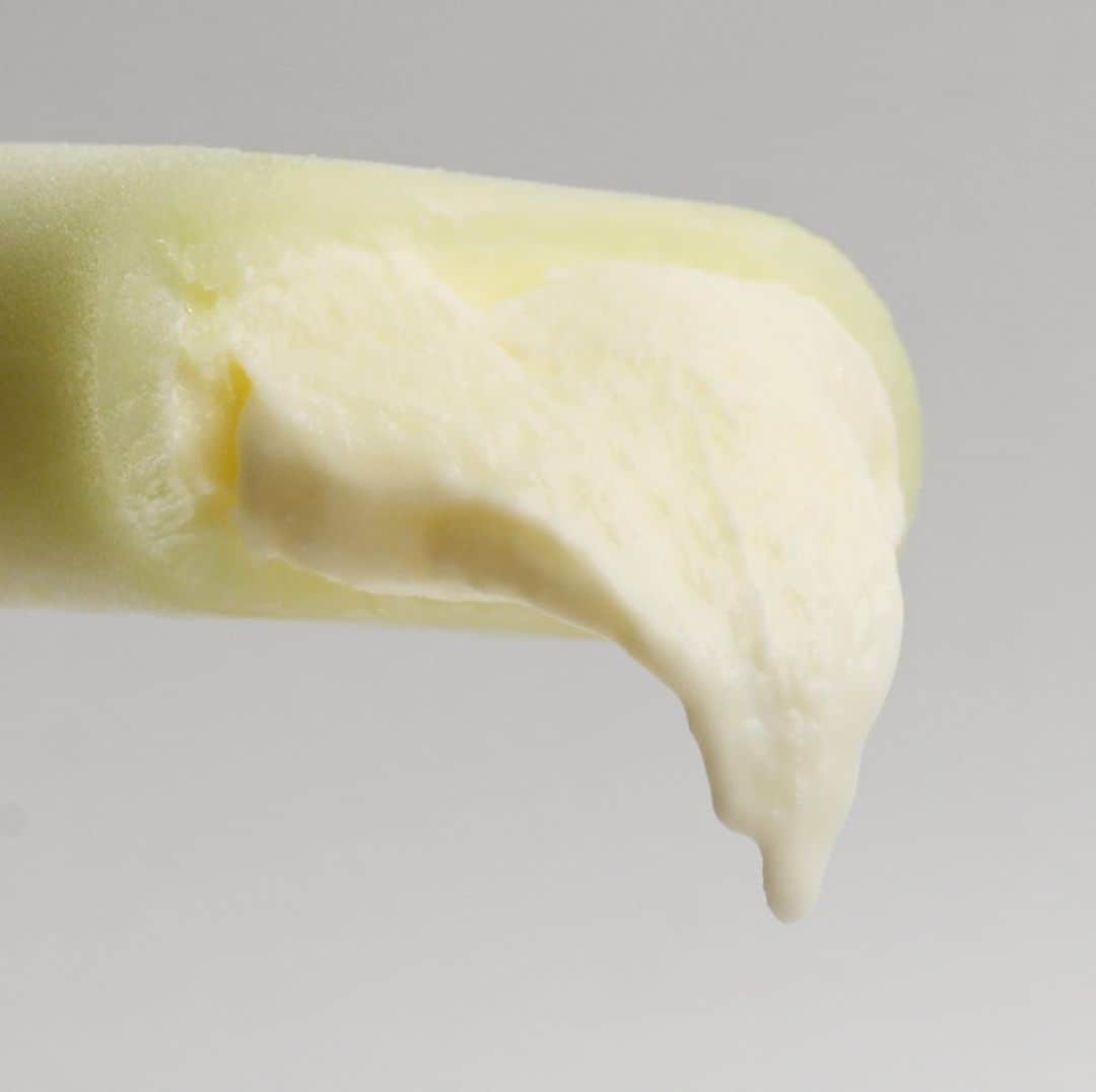 アイスマン福留さんのインスタグラム写真 - (アイスマン福留Instagram)「ファミリーマート限定・数量限定の新作アイスバー！赤城乳業『メロンソフトクリームバー』✨静岡県産クラウンメロンを使用。フルーティーでサクサク食感のメロンアイスキャンディーの中に、ソフトクリームをイメージしたねっとり食感の（ミルクレアっぽい）ミルクアイスが詰まっています！メロンとミルククリームの組み合わせは間違いなし！🍈🥛🐄  #メロンソフトクリーム #アイスバー #メロン #ソフトクリーム #赤城乳業 #ファミリーマート限定 #アイス #コンビニアイス #新作アイス #美味しい #スイーツ #グルメ #アイスマニア #アイスマン福留 #icecream #JapaneseIceCream #icecreamlover #icecreamtime #icecreamday #icecreamlove #icecreamporn #JapaneseIceCream #foodporn #foodie #instafood #foodstagram #yummy #yum #delicious #foodphotography」4月29日 0時18分 - iceman_ax