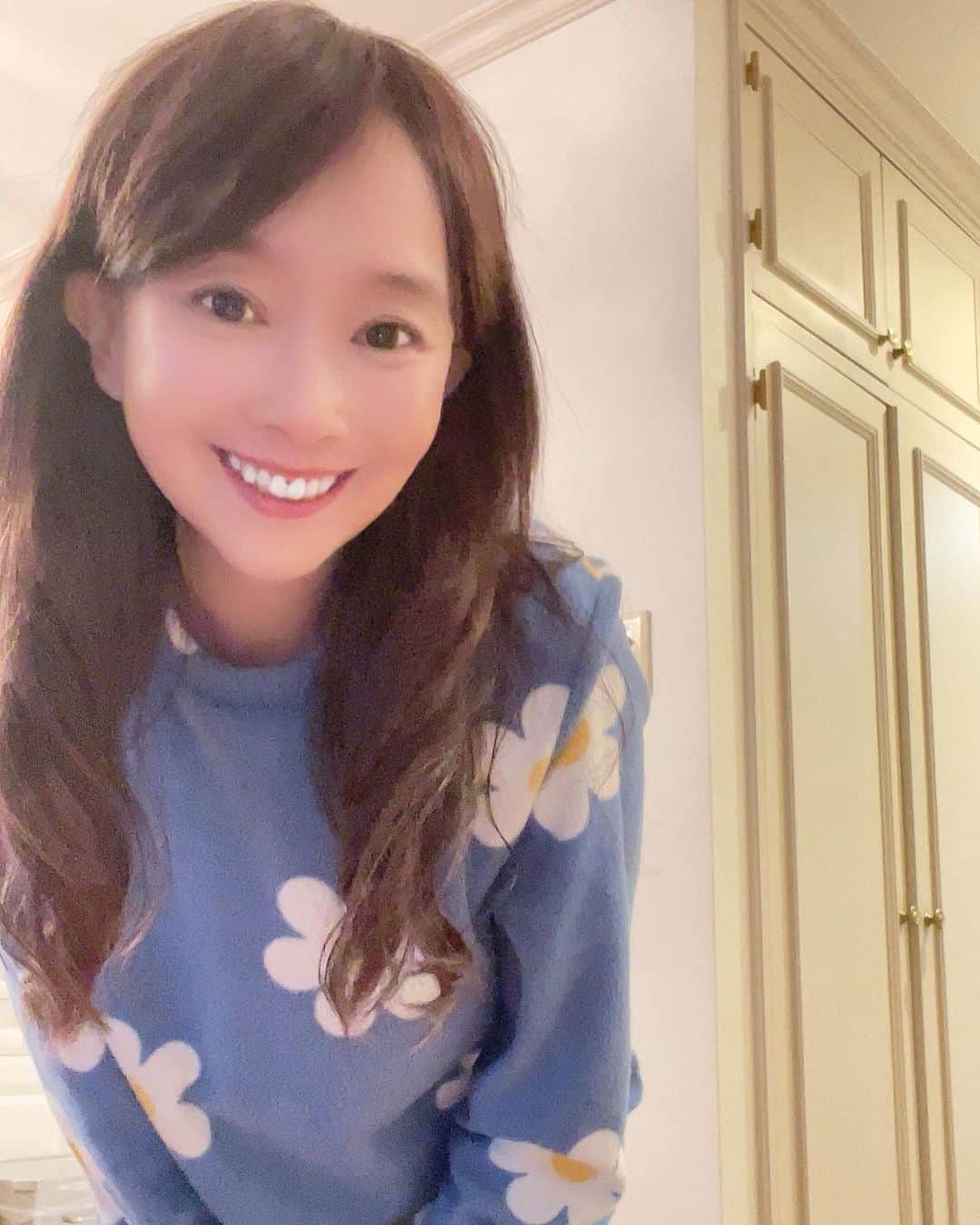 アグネス・チャンのインスタグラム：「Wearing my favorite pajama. Good night dear friends💕💕」