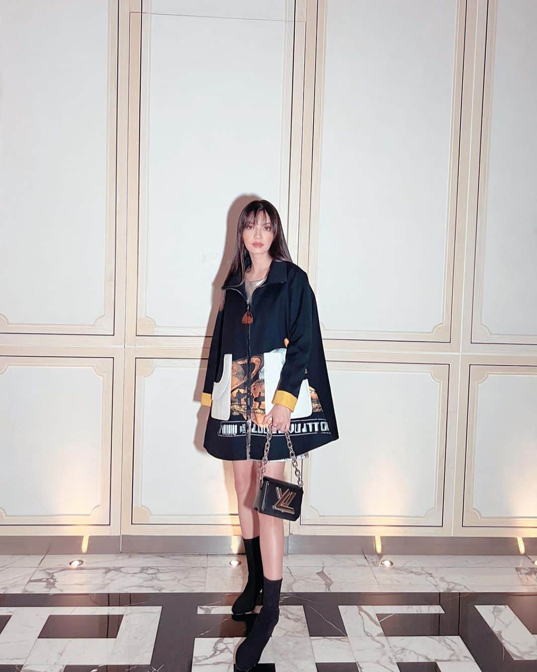ラライン・シャーのインスタグラム：「🖤  #lvprefall23 @louisvuitton」