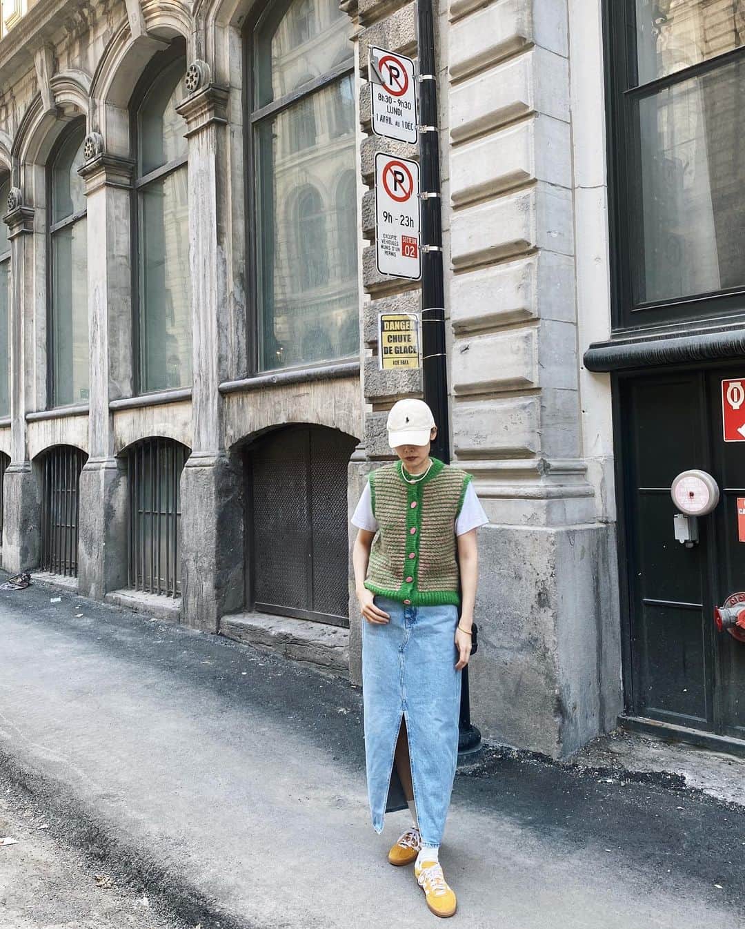 mixmatchisthekeyのインスタグラム：「1 denim skirt 8 ways」