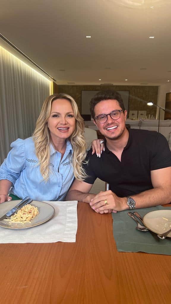 Eliana Michaelichin Bezerraのインスタグラム：「Aproveitando a nossa conversa desta semana sobre o que nos ajuda no momento de uma necessidade, ai vai um vídeo lindo do meu querido convidado deste domingo do nosso @programaeliana. @deiveleonardo, obrigada por me receber em seu lar, abrir seu coração e falar sobre tudo!! Tenho certeza que o Brasil vai se encantar com sua linda história de vida. Beijo carinhoso nesta família abençoada ❤️」