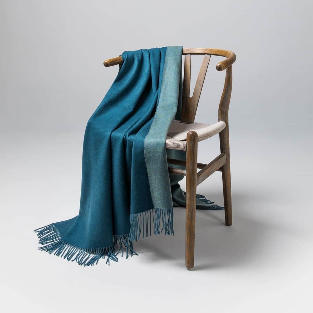 Johnstonsさんのインスタグラム写真 - (JohnstonsInstagram)「Take a touch of home comfort outside this season - our Reversible Cashmere Throw will elevate your alfresco experience. Our newest shades include nature inspired Teal and Forest Green, and we introduce our first Check Reversible Cashmere Throws.⁣ ⁣ ⁣ ⁣ ⁣ ⁣ ⁣ ⁣ #JohnstonsOfElgin #Johnstons #Cashmere #CashmereThrow #CashmereBlanket #Alfresco #ReversibleBlanket #ReversibleThrow #NatureInspired」4月29日 0時20分 - johnstonsofelgin
