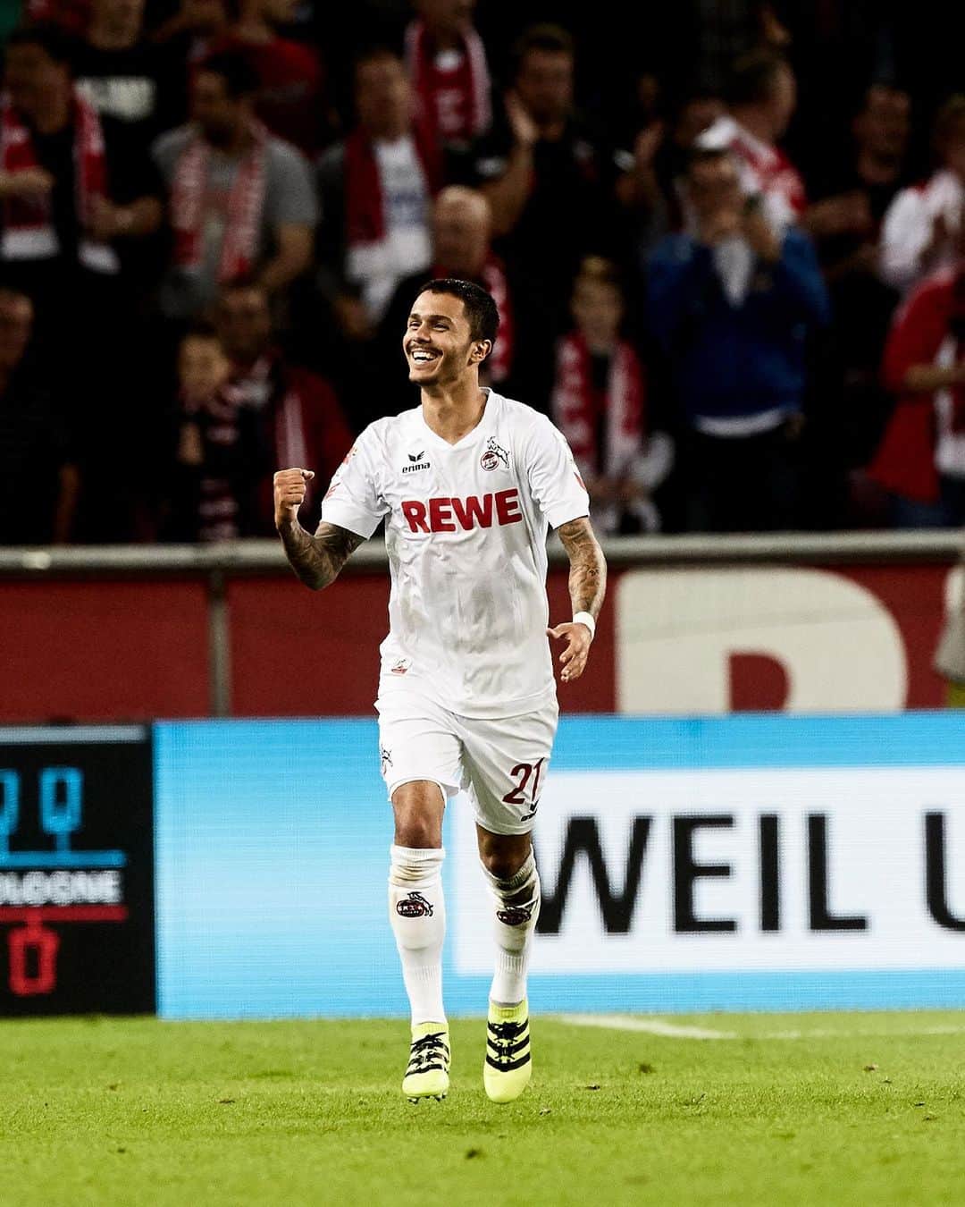 1.FCケルンさんのインスタグラム写真 - (1.FCケルンInstagram)「Zuhause gegen Freiburg kann schon Spaß machen 😁✨ ___ #effzeh」4月29日 1時00分 - fckoeln