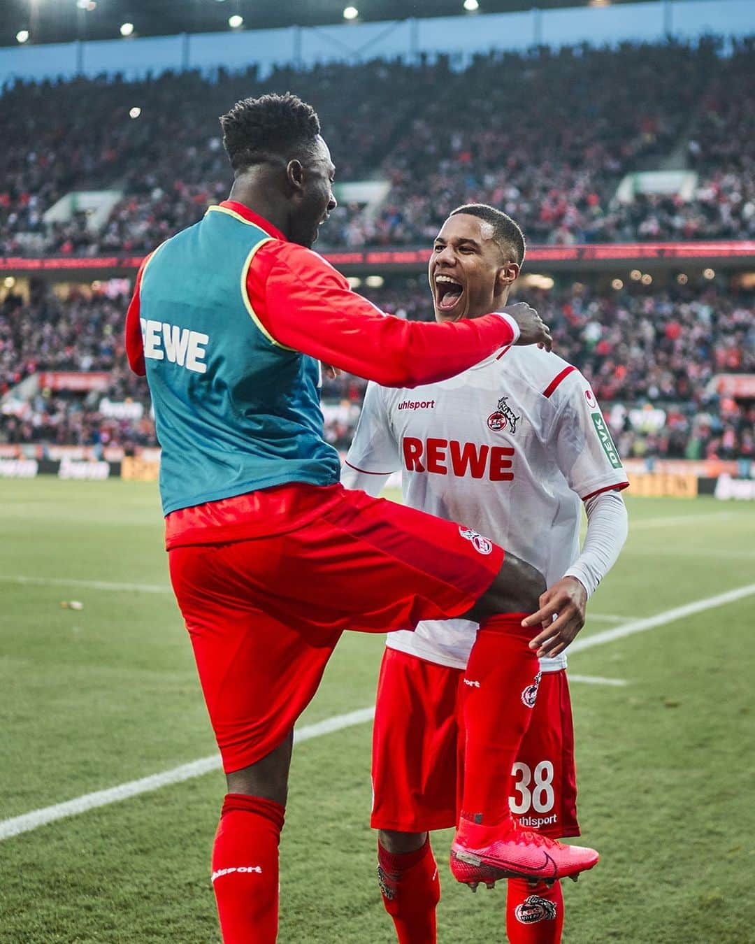 1.FCケルンさんのインスタグラム写真 - (1.FCケルンInstagram)「Zuhause gegen Freiburg kann schon Spaß machen 😁✨ ___ #effzeh」4月29日 1時00分 - fckoeln