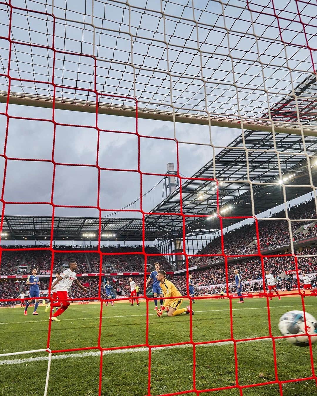 1.FCケルンさんのインスタグラム写真 - (1.FCケルンInstagram)「Zuhause gegen Freiburg kann schon Spaß machen 😁✨ ___ #effzeh」4月29日 1時00分 - fckoeln