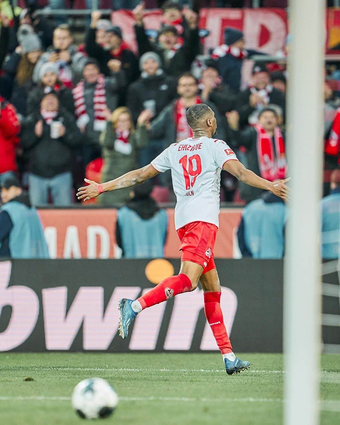 1.FCケルンさんのインスタグラム写真 - (1.FCケルンInstagram)「Zuhause gegen Freiburg kann schon Spaß machen 😁✨ ___ #effzeh」4月29日 1時00分 - fckoeln