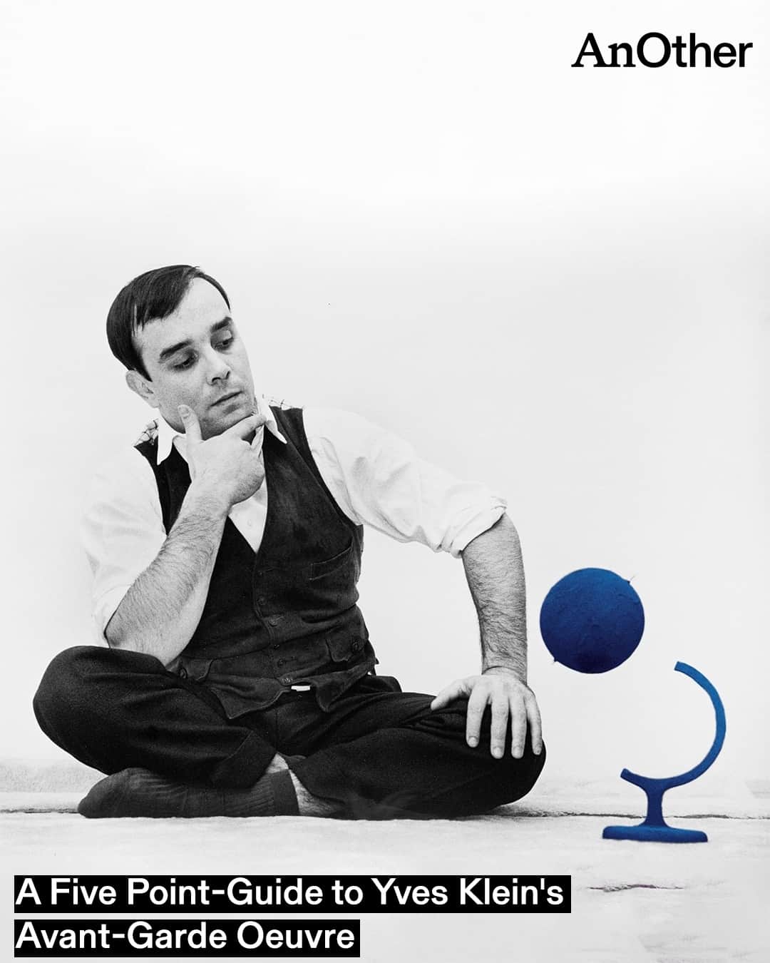 のインスタグラム：「On what would have been Yves Klein's 95th birthday, we uncover the makings of a true artist and innovator 💙⁠ ⁠ The French artist's notorious exhibitions had seen paintings made by naked women covered in paint (International Klein Blue, of course), leaping from second-floor windows, or on one occasion, an exhibition that exhibited nothing at all. At the link in bio, we examine the foundations of one of the art world’s true avant-gardes 📲⁠ ⁠ 📸 1. #YvesKlein and the Blue Globe (RP 7) in his atelier, 14, rue Campagne-Première, Paris, France, 1961. © Photography by #HarryShunk and #JanosKender © J.Paul Getty Trust. The Getty Research Institute, Los Angeles⁠ 2. Rotraut in front of an Anthropometry, 1968. Courtesy of Louisiana Museum, Denmark © Photography by #JorgenRubaekHansen⁠ 3. Yves Klein surrounded by his Sponge Sculptures during the opening of the exhibition Monochrome und Feuer Haus Lange Museum, Krefeld, Germany, January 1961. © Courtesy of Yves Klein Estate, ADAGP, Paris / DACS, London, 2018 © Photography by #PierreBoulat」