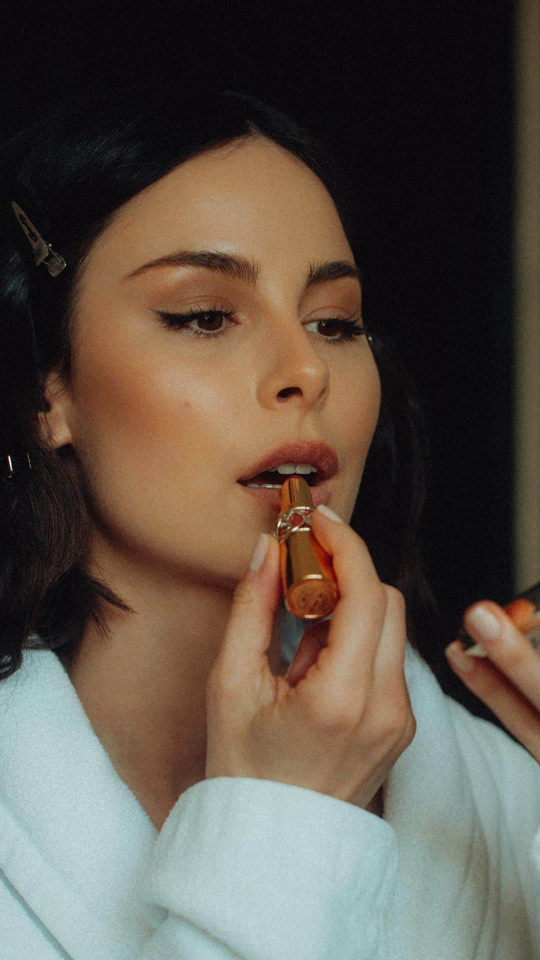 レナ・マイヤー＝ランドルートのインスタグラム：「Als Ambassador von @yslbeauty kennt sich Lena Meyer-Landrut mit Beauty-Routinen bestens aus. Wie sie einen "Bronzed Day"-Look schminkt, hat die Sängerin bei VOGUE gezeigt. Das ganze Video finden Sie via Link in der Bio! #voguegermany #voguebeauty #beautysecrets (Talent: @lenameyerlandrut für @yslbeauty, Video: @ericjoelnagel, Edit: @tkopske, Produktion: @meinkesonja)」