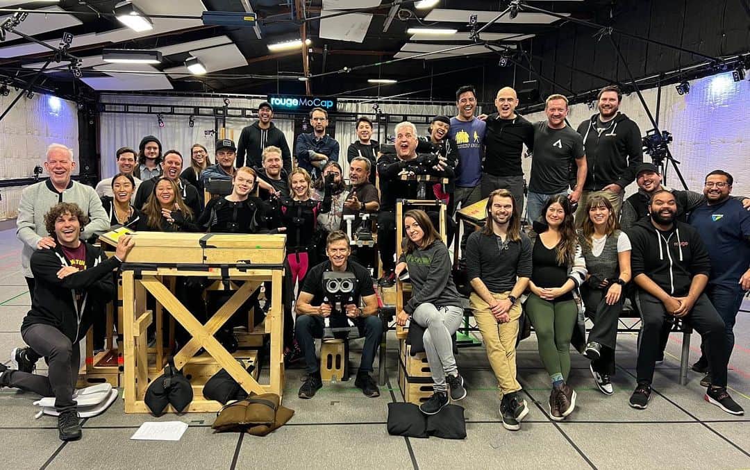 キャメロン・モナガンのインスタグラム：「I wish I could explain what it was like working on a project like @eastarwars #JediSurvivor. The truth is this is only a small glimpse of the process of working on performance capture for this story. There are hundreds of talented people not pictured here responsible for the audio, visual, gameplay, packaging, programming, and creation of this immense undertaking.   @respawn @ea @lucasfilm @starwars I am impossibly grateful to you all.  It releases today and I hope you all enjoy experiencing it as much as we enjoyed making it.  Trust in the force. -Cal」