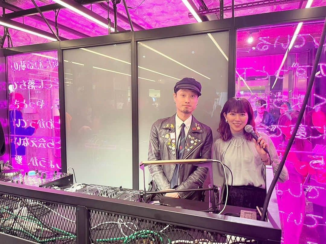 前田彩名のインスタグラム：「リニューアルオープンした KYOTO TOWER SANDO🎉  DJ SHIM TATSUYAさんの DJ Mixをお送りするイベントで、 MCをさせていただきました🎤  SHIMさんとは以前もご一緒したことがあったのですが、 今回は食事に合う音楽をということで 80s90s洋邦を織り交ぜながらテンポ良く Mixして届けてくださいました！  外国人のお客さんも多く、 ノリノリでダンスしたり 一緒に口ずさんだり動画撮ったり！ 盛り上がってくださって嬉しかったです☺️  1F&B1Fともに新しいお店がオープンし、 フードホールは席数が増えました👏 元々使い勝手が良かったのに、 さらにパワーアップ！ 街中まで行かずとも 名店の味を食べたり購入したりできます☺️  館内には最果タヒさんの詩が 散りばめられているのもアツイ🔥 古の歌人が詠んだ歌を現代語訳すると こうなるのでは？という めちゃくちゃ刺激的な提示。 かつての人々も現代を生きる私たちも 同じように誰かを想ったり悩んだりして 生きてるんだな、と😌 ぜひ好きな詩を探してみてね。  今後α‐STATIONでは 5月にもイベントがあるのですが、 私またMCとしてお邪魔します🎤 ぜひゴハン食べ飲みに KYOTO TOWER SANDOフードホールに 遊びにいらしてください🙌  そしてPR動画も撮影しました📸 アップされたらお知らせします！  #京都駅グルメ #京都グルメ  #京都タワー  #京都アート」