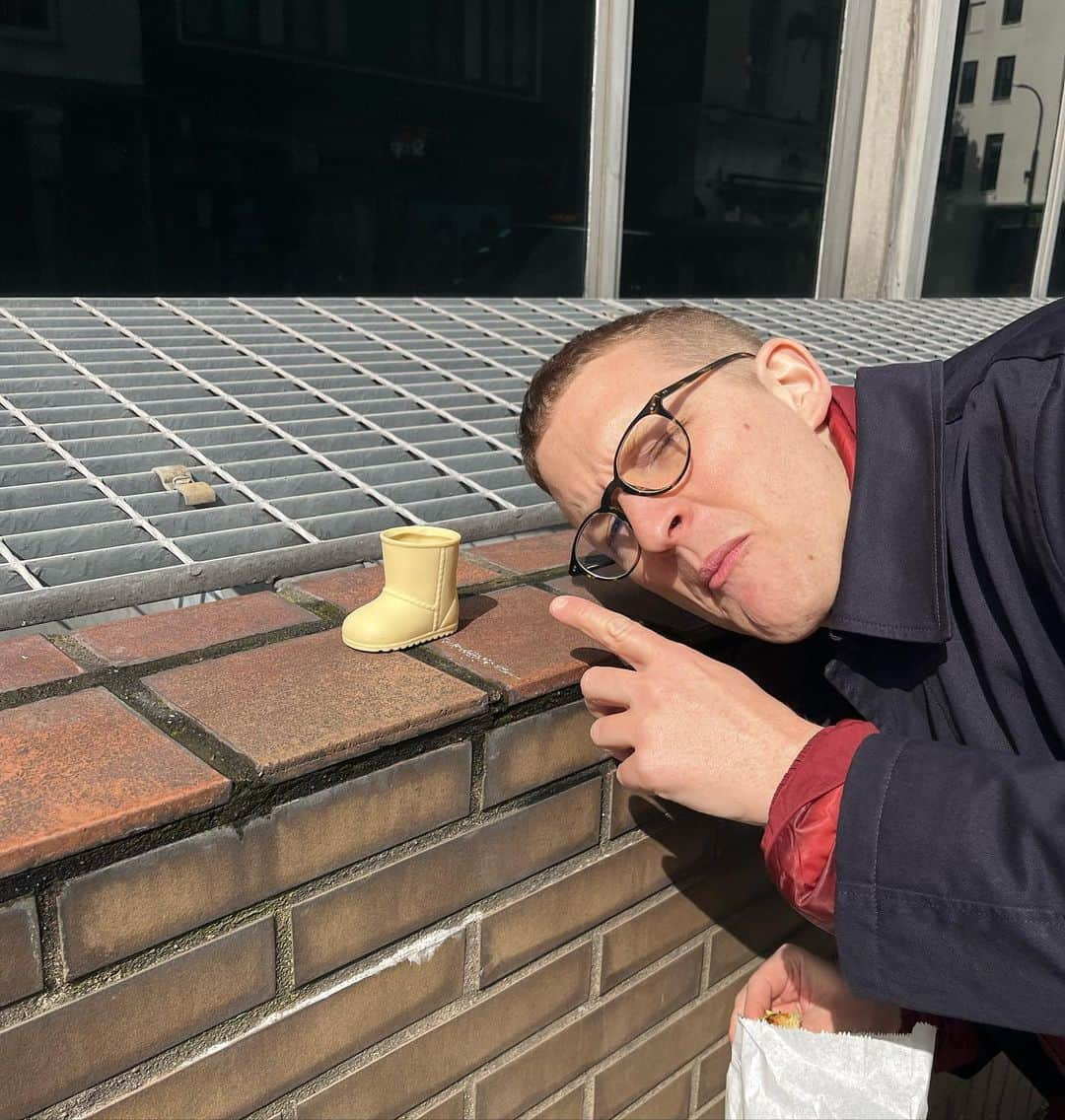 宇多田ヒカルのインスタグラム：「We all need a friend who volunteers to be a prop for size reference when you come across a small boot in the street.   サイズ比較のために自ら進んで写真に入ってくれる友達は大事にしような」