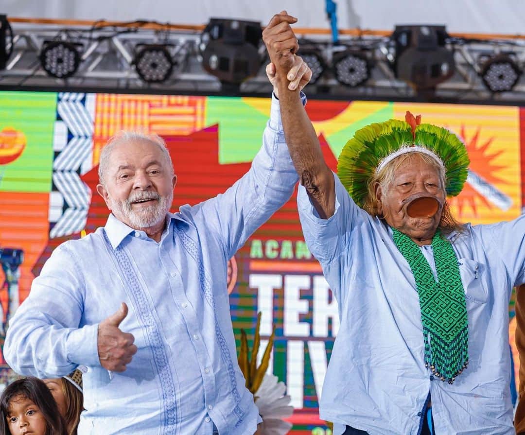 ジルマ・ルセフのインスタグラム：「Presidente @LulaOficial com o cacique Raoni Metuktire, nesta sexta-feira (28) no ato de encerramento do Acampamento Terra Livre (ATL) 2023  📷 @ricardostuckert」