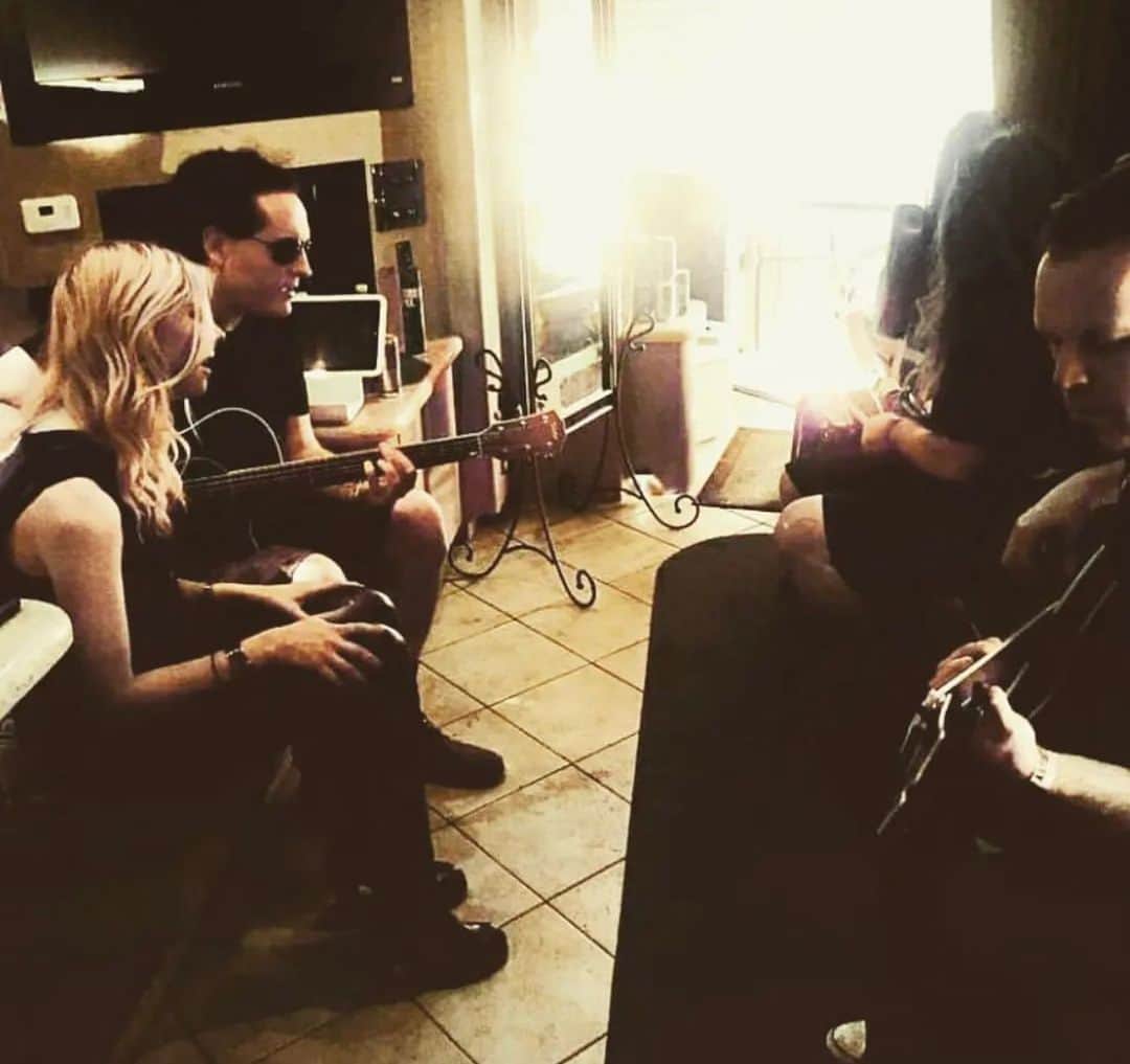 テイラー・モンセンのインスタグラム：「NEWARK!  Prudential Center TONIGHT for @105.5wdha #RocktheRock #fbf jamming back stage #deathbyrockandrolltour2023」