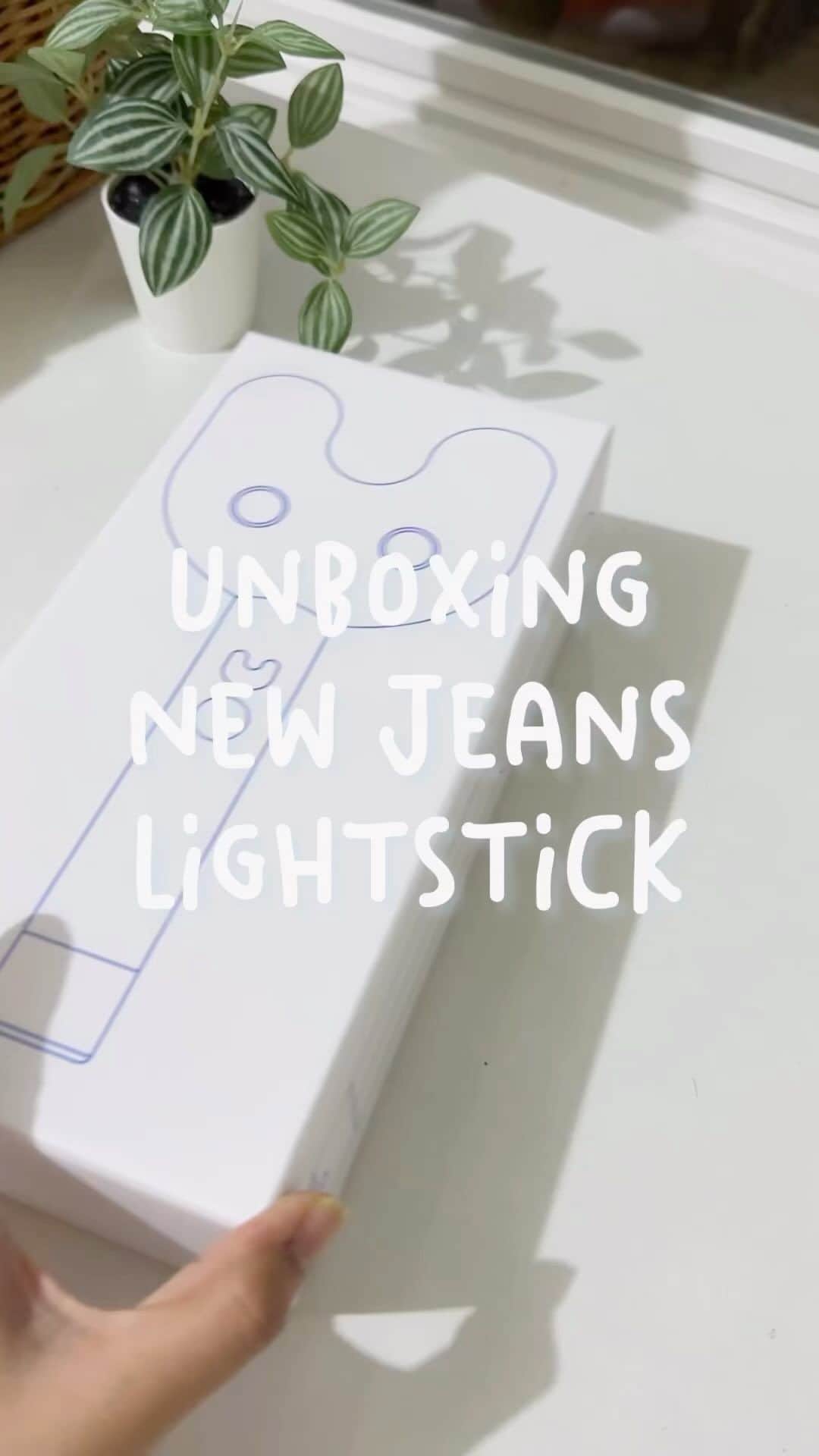 Andriani Toegionoのインスタグラム：「Unboxing #NewJeans LS💙」