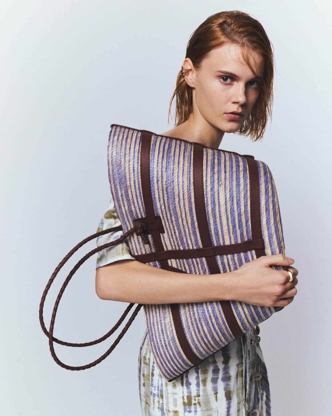 アルチュザラのインスタグラム：「The 'Watermill' Bag Large is woven from natural palm leaf to a spacious silhouette. Features brown leather trims with hand-stitched detailing and slim braided top handles. A laser-cut logo tag completes the design.  www.altuzarra.com」