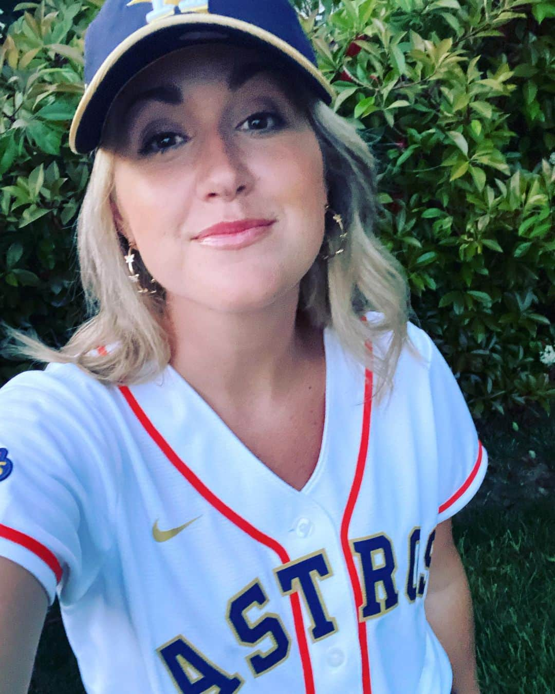 ブリット・ニコルのインスタグラム：「See you at the game !! @mlb @astros @phillies Music after the game!! Gonna be a blast!! Meet me there in Houston on Saturday night!! ⚾️🏟️」