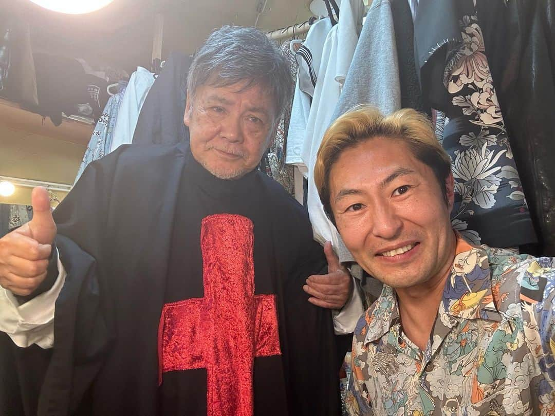 なべやかんさんのインスタグラム写真 - (なべやかんInstagram)「「伴さんが殺した娘がインスタライブやってますよ」 と伴大介さんに言うと怪訝な顔をしたので佐伯日菜子さんのインスタライブ画面をみせた。 映画『らせん』で伴さんは伊熊平八郎役、佐伯日菜子さんは貞子役。 伴さんはニコッと笑い「井戸に頭から落としちゃって悪い事をしたな」と謝っていた。 早速それを書き込むと「斧で頭割られて落とされました」と答える佐伯日菜子さん。 その言い方が面白い。 本当に面白い人だ！  映像劇団テンアンツ第52回公演　 東京第9回公演 『ヌーのコインロッカーは使用禁止』　 絶賛公演中！ 下北沢「劇」小劇場での楽屋化粧前は伴大介さんのお隣。 本日も伴大介さんと沢山お話しました。  なべやかん専用予約ページ ticket.corich.jp/apply/255020/0…  #伴大介 #佐伯日菜子 @hinakosaeki  #らせん #貞子 #山村貞子  #テンアンツ #ヌーのコインロッカーは使用禁止 #なべやかん」4月29日 0時43分 - yakan_nabe