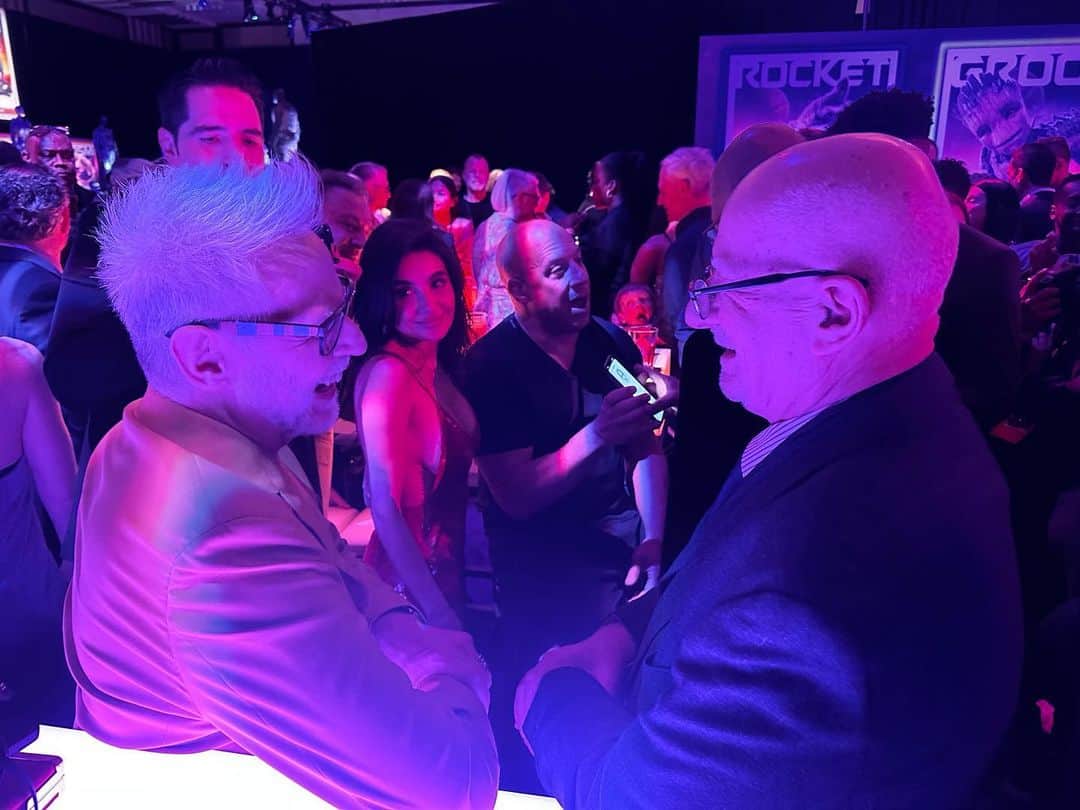 のインスタグラム：「Chatting with Chris Claremont last night with Dastmalchian, Mikaela, and Vin in the background.」