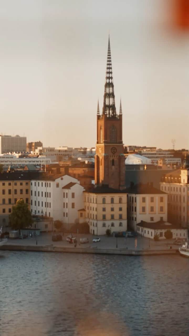 BEAUTIFUL HOTELSのインスタグラム：「Walk through the memoirs of Stockholm as you step foot on @hotelreisen. 🇸🇪 The hotel’s situated on a scenic waterfront with the historic Old Town as its backdrop! On your stay, make sure to:  • Go for a “ghost walk” in Old Town 👻 • Check out popular bridges such as the Skeppsbron and Skanstullsbron through Stromma boats • Try out the “Swedish fika” on the bar onboard of boats • Rent a kayak to travel into the inner city, Old Town, Södermalm, and more 🛶 • Swim in the middle of the city • Explore the outdoor zoo and culture parks 🏞  💡 Reisen means “journey” in Scandinavian terms which perfectly defines their guests’ experiences!  Have you been to Stockholm? Tell us about your favorite things to do here 📝  📍 @hotelreisen, part of @unboundxhyatt, Stockholm, Sweden 📽 @gaston_luna 👫 @eliassonlinus @feliciaweerenwennberg 🎶 Young-Holt Unlimited - Soulful Strut #ad」