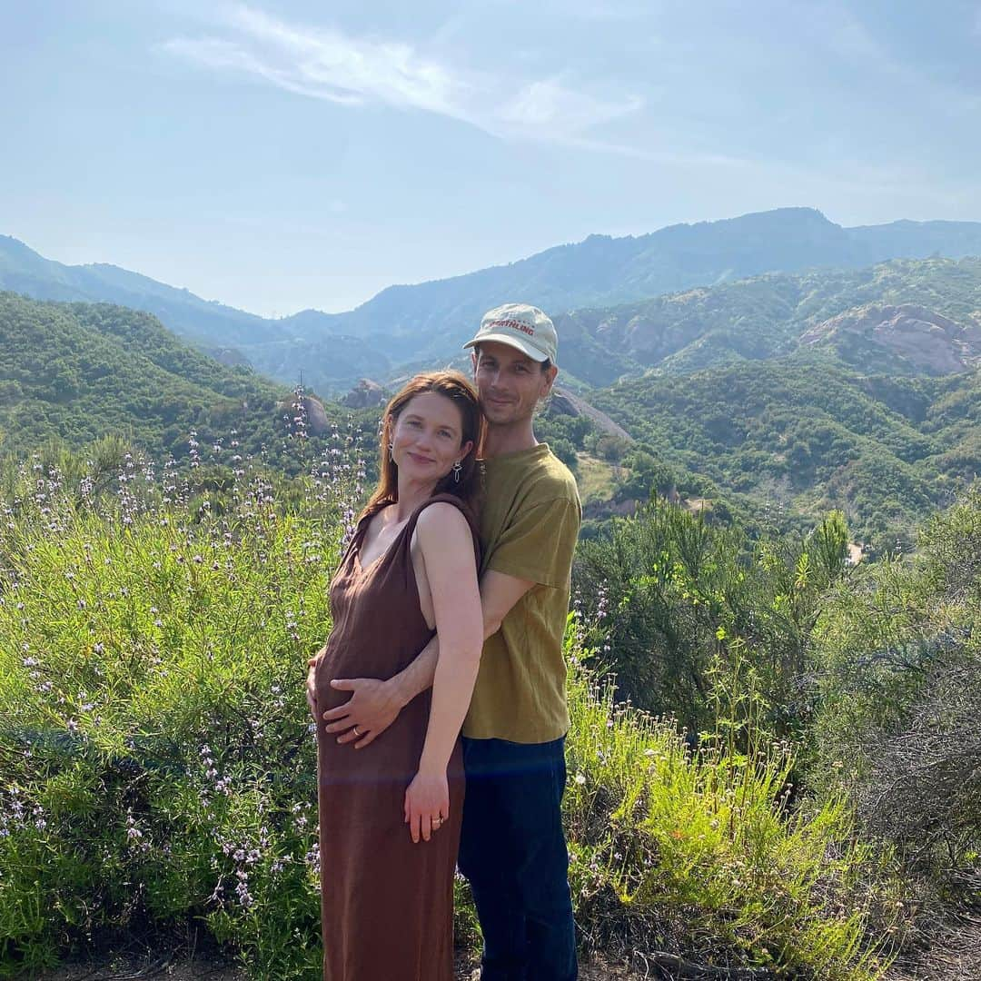 ボニー・ライトさんのインスタグラム写真 - (ボニー・ライトInstagram)「We’re having a baby! So excited to share this beautiful land with them. What a wild and humbling journey pregnancy is, transforming to make space for new life. Andrew and I can’t wait to meet our baby later this year and become parents 🥹🌈 It feels like they’re coming to say hello in the little rainbow orb across my belly」4月29日 0時59分 - thisisbwright