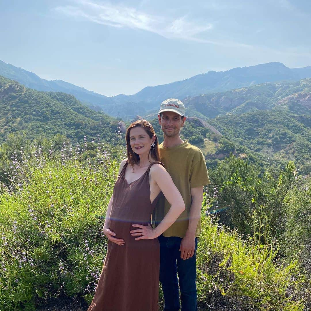 ボニー・ライトのインスタグラム：「We’re having a baby! So excited to share this beautiful land with them. What a wild and humbling journey pregnancy is, transforming to make space for new life. Andrew and I can’t wait to meet our baby later this year and become parents 🥹🌈 It feels like they’re coming to say hello in the little rainbow orb across my belly」