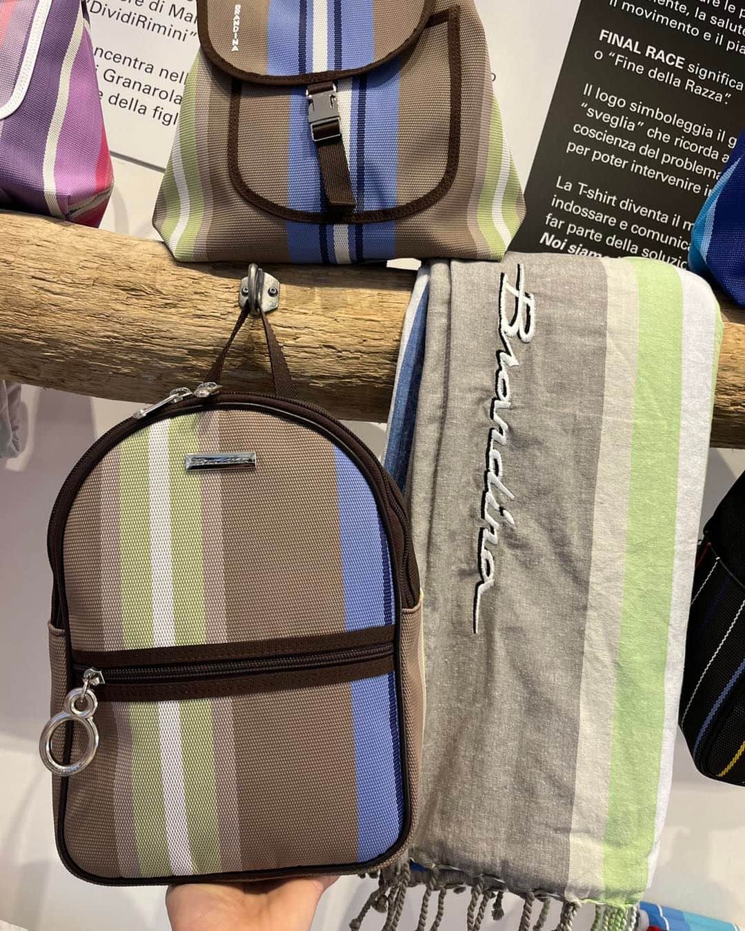 ブランディーナのインスタグラム：「Eora di prepararsi per la bella stagione!  Vieni a scoprire i teli mare e gli zainetti nella variante San Michele! ✨🏝️  # #brandinabeachlife #beautiful #waveshairstyle #sanmichele #zainetto #brandina #instagood #instagram #instalike #colorful #colors #telimarecoloratissimi」