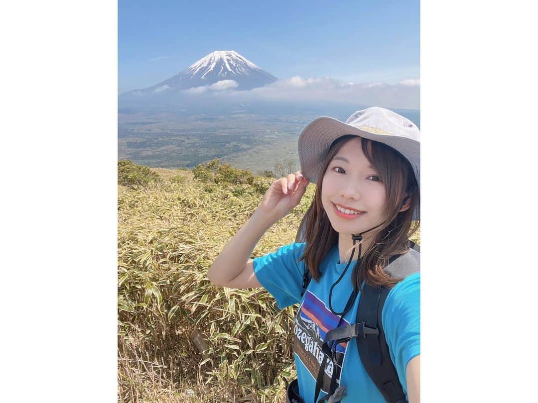 桐谷蝶々さんのインスタグラム写真 - (桐谷蝶々Instagram)「先日、山梨の竜ヶ岳に登ってきました⛰  初めて行ったけど 富士山が綺麗に見られて最高でした！☺️うれしい！  4/30開催のM3で頒布する『登山蝶々verアクスタ』も連れて行きました🦋 このイラストは全部私が持ってる服やギアを元に絵を描いて貰ったのでお気に入りです🥰💖 ぜひゲットしてみなさんも思い思いの場所で一緒に写真撮って欲しいです。  本当良いお天気で最高でした☀️ 山頂でサンドイッチも食べました〜🥪  📍竜ヶ岳（りゅうがたけ） 山梨県　本栖湖近くの山　標高1485m  #登山 #竜ヶ岳 #竜ヶ岳山頂 #竜ヶ岳からの富士山 #富士山 #日帰り登山 #登山女子 #登山コーデ #山梨 #山梨登山 #声優 #ナレーター #趣味 #山が好き」4月29日 1時02分 - choucho_kiri