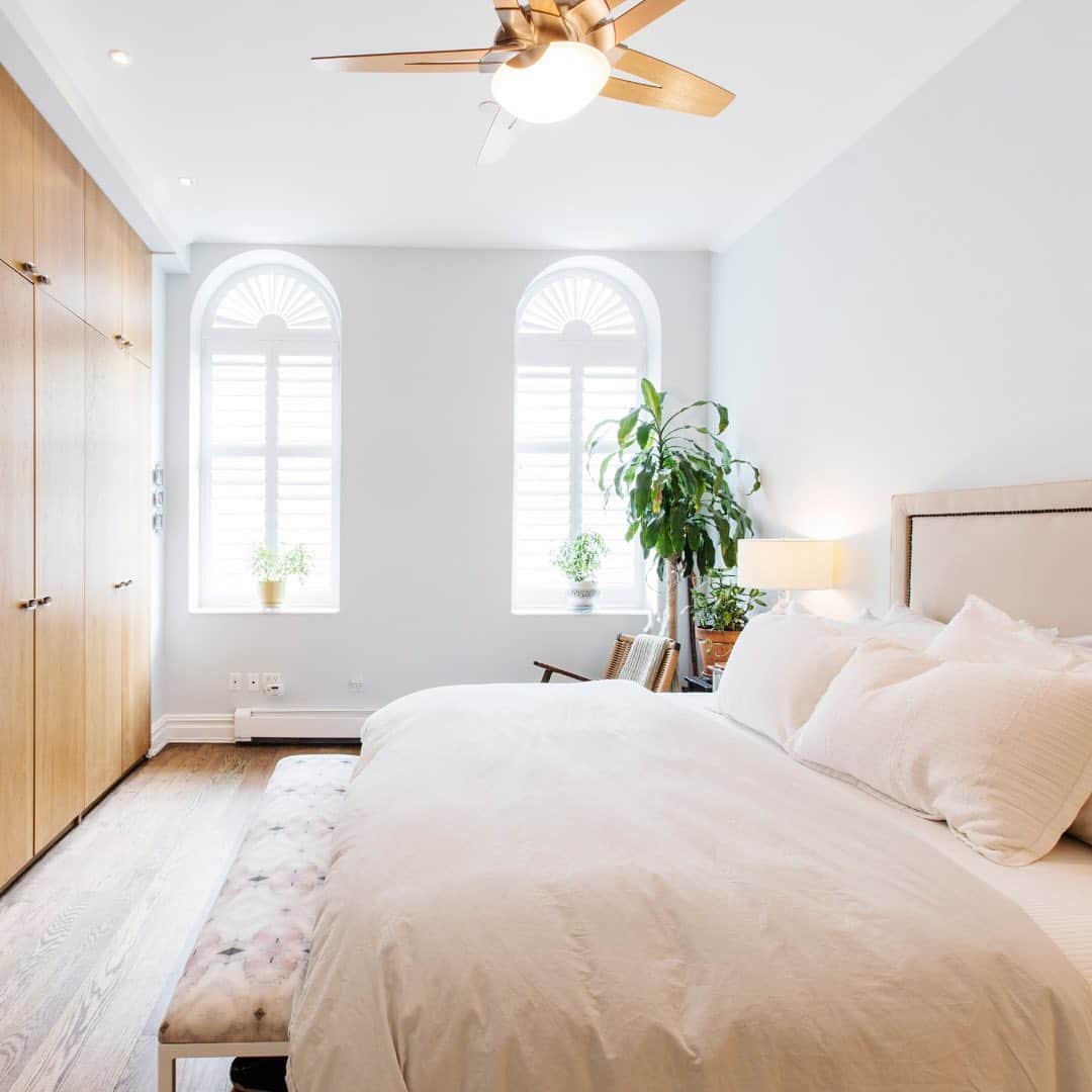 Sweeten Homeさんのインスタグラム写真 - (Sweeten HomeInstagram)「Meg and Brett dreamt of a serene and relaxing primary bedroom — a retreat from NYC life. We think they nailed it. Don't you? 🌴☀️ To create their at-home oasis, they redid the floor-to-ceiling closets with custom wooden doors and a hidden TV inside. Their custom wood shutters accentuate the new arch-shaped windows, while still filling the room with tons of natural light. ⁠ ⁠ These are just a few of the many upgrades Meg and Brett made to their loft apartment. Swipe to see the before and after & head to our link in bio to read their #sweetenhome story! ⁠ ⁠ Renovated with Sweeten ✨ ⁠」4月29日 1時09分 - sweeten_home