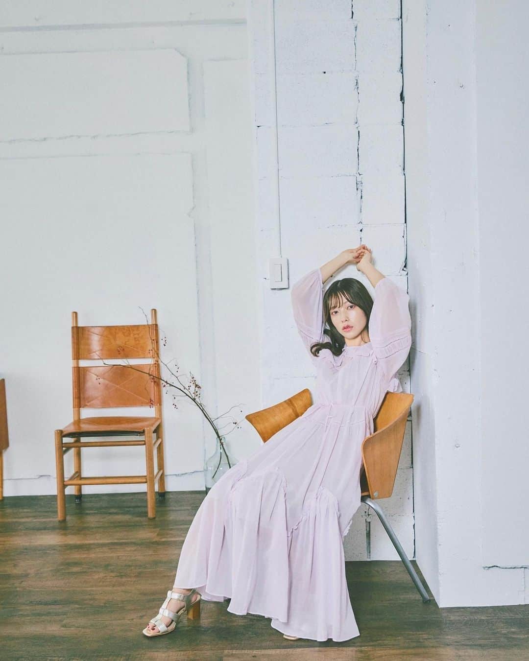 斉藤優里のインスタグラム：「最近1番買ってるブランドのワンピース🩷🌸 着ていてやっぱり1番テンションあがる洋服がいいよね？ ⁡ 可愛いのに長時間着ていても楽な素材で 出来てるのもポイント高いよね〜 急いでいるときってワンピースで選ぶとコーデが かちっと決まるからそういう時も選びがちだよね？笑 ⁡ これって絶対私だけじゃないはず🤣 みんなはどうかな？ どうしよう、私だけだったら...笑 ⁡ _____ ⁡ dress…@casa_fline earring…@seasukii_jp sandal…@dianashoespress ⁡ _____ ⁡ #今日の服 #今日のコーデ #ゆったんコーデ　 #斉藤優里 #ゆったん」