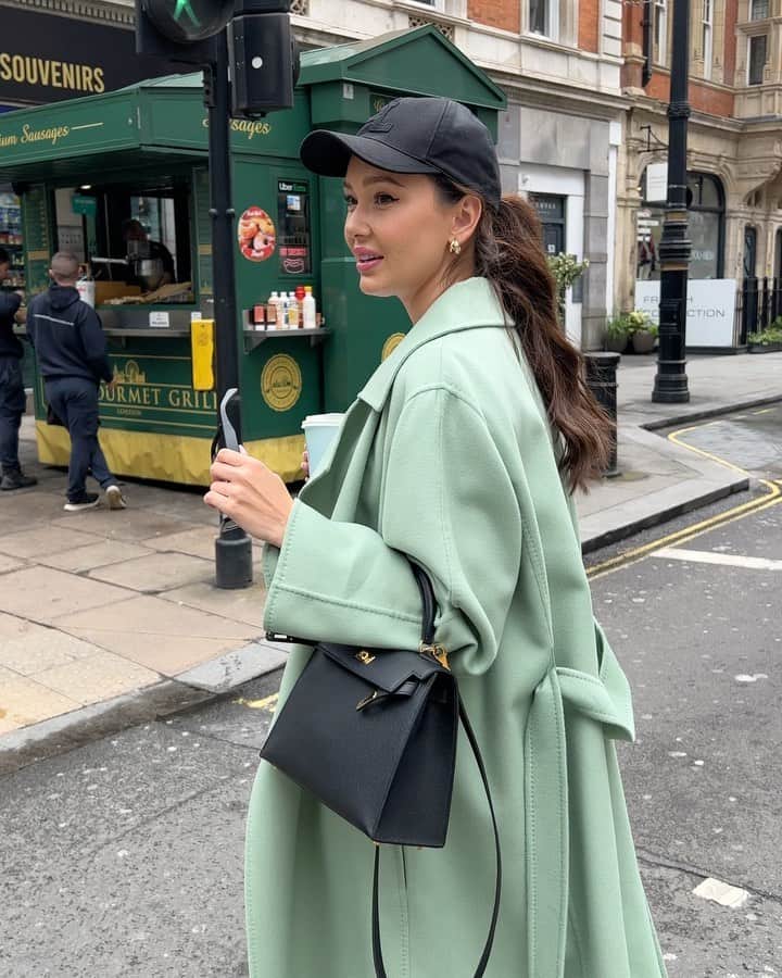 アイーダ・ガリフッリーナのインスタグラム：「When your drink color matches your coat 🍵😁 And what’s your favorite drink?   #matcha #obsession」