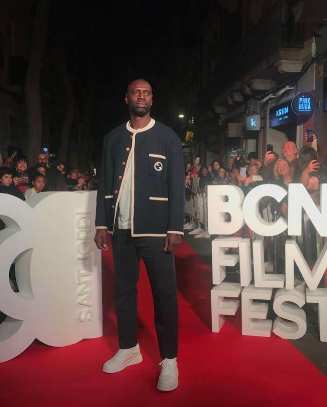 オマール・シーさんのインスタグラム写真 - (オマール・シーInstagram)「Muchas gracias al Festival de Cine de Barcelona por recibirnos para presentar “PADRE Y SOLDADO” al público español. La acogida y las reacciones fueron muy conmovedoras.  @acontrafilms 🙏🏿  Un immense merci au festival du film de Barcelone de nous avoir reçus pour présenter « Tirailleurs » au public espagnol.  L’accueil et les réactions étaient très touchants.」4月29日 1時15分 - omarsyofficial