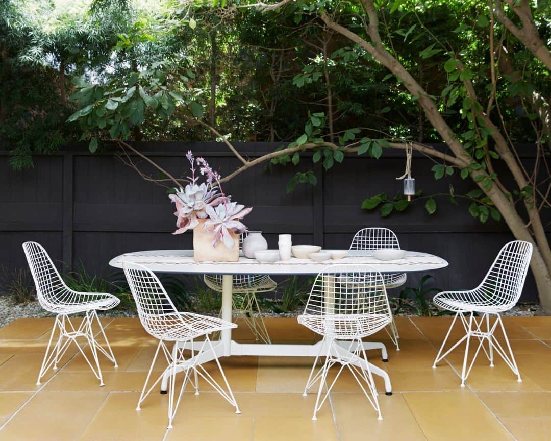 Herman Miller （ハーマンミラー）のインスタグラム：「Our indoor Eames classics are ready to head outdoors. Now available in durable materials, the refreshed Eames Wire Chairs and Tables are ready for rain or shine.  Link in bio to shop the outdoor-ready collection.   @eamesoffice | Available in the Americas, Asia, Australia, and Africa from Herman Miller and from @vitra in Europe and the Middle East.」
