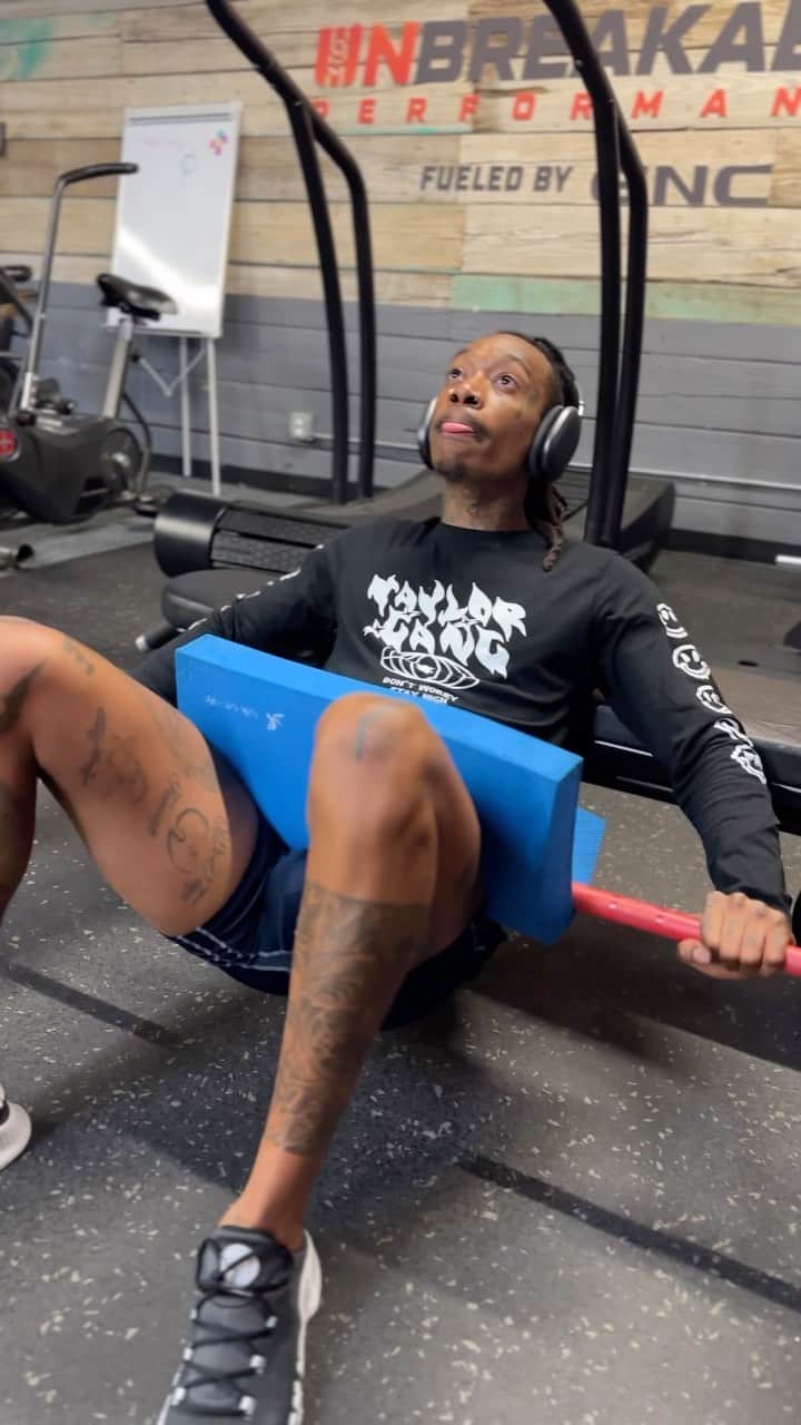 ウィズ・カリファのインスタグラム：「👋🏾  WE IN THE GYM💜☮️☮️👋🏾🍄✌🏾💪🏾」