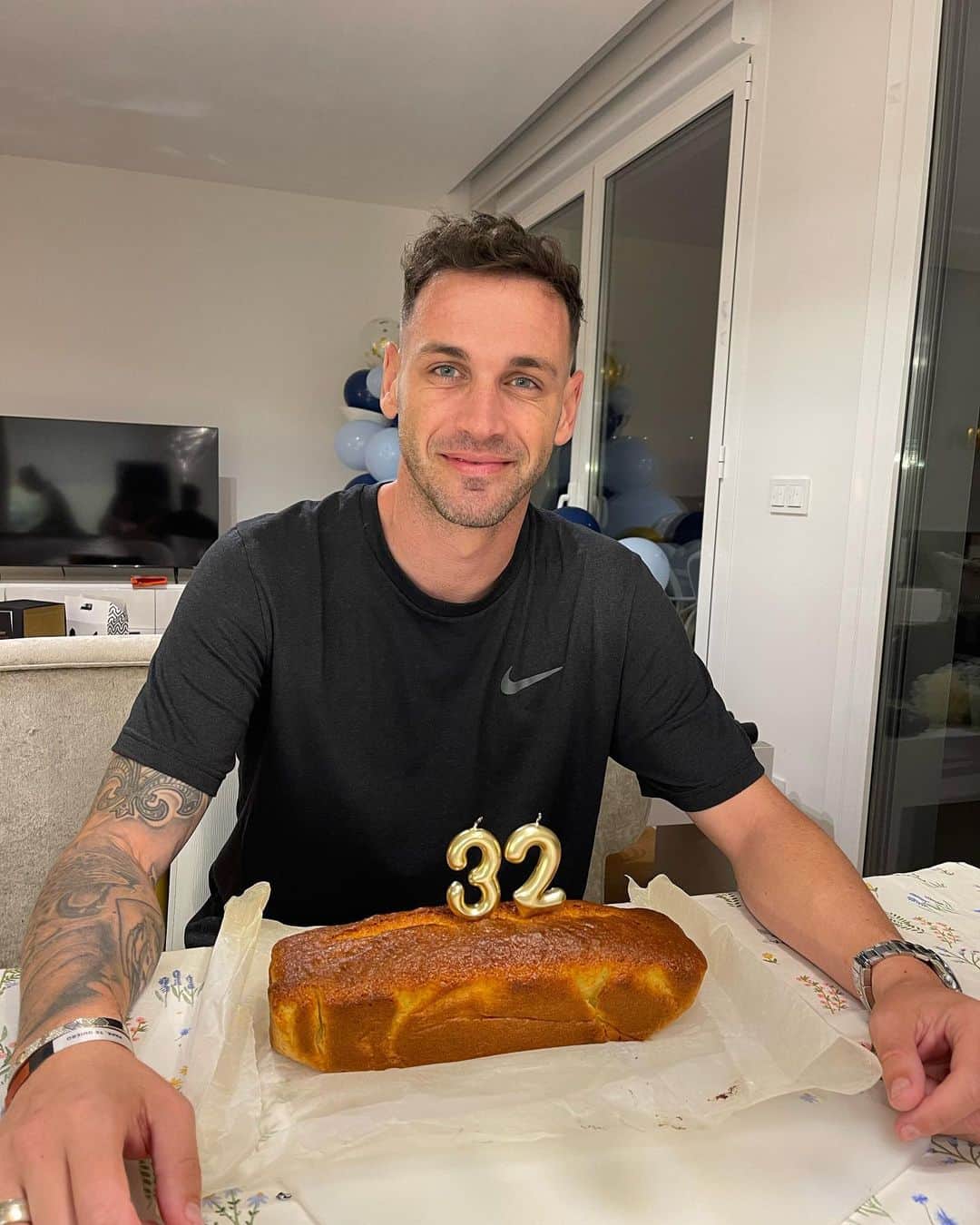 アルバロ・バスケスのインスタグラム：「Un cumpleaños especial 🐣🫶🏼 Gracias a todos por vuestras felicitaciones. ¡Seguimos dando guerra! 😁」