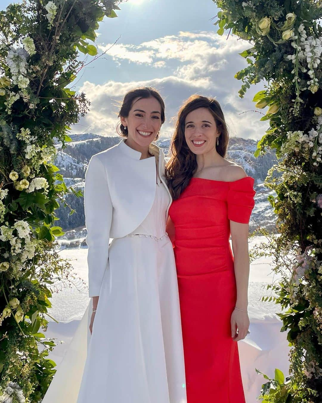 マリーナ・スコーシアーティのインスタグラム：「My bestie got married on a mountain top and it was perfect! Well, not perfect... I wore suede heels in the snow, but I have no one to blame but myself. #chiarabonilapetiterobe #prabalgurung #mountainweddings #snowwhite #parkcityutah #parkcity #winterweddings #welltechnicallyspring @chiarabonilapetiterobe @prabalgurung」