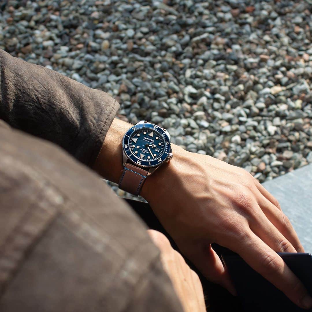 のインスタグラム：「The blue tones of Scafograf 300 MCMLIX perfectly match the warm leather nuance of its strap, giving a sporty vintage look to your days by the sea.  #eberhard1887 #eberhard #eberhardwatches #scafograf300 #menwatch #menstyle #swisswatches」