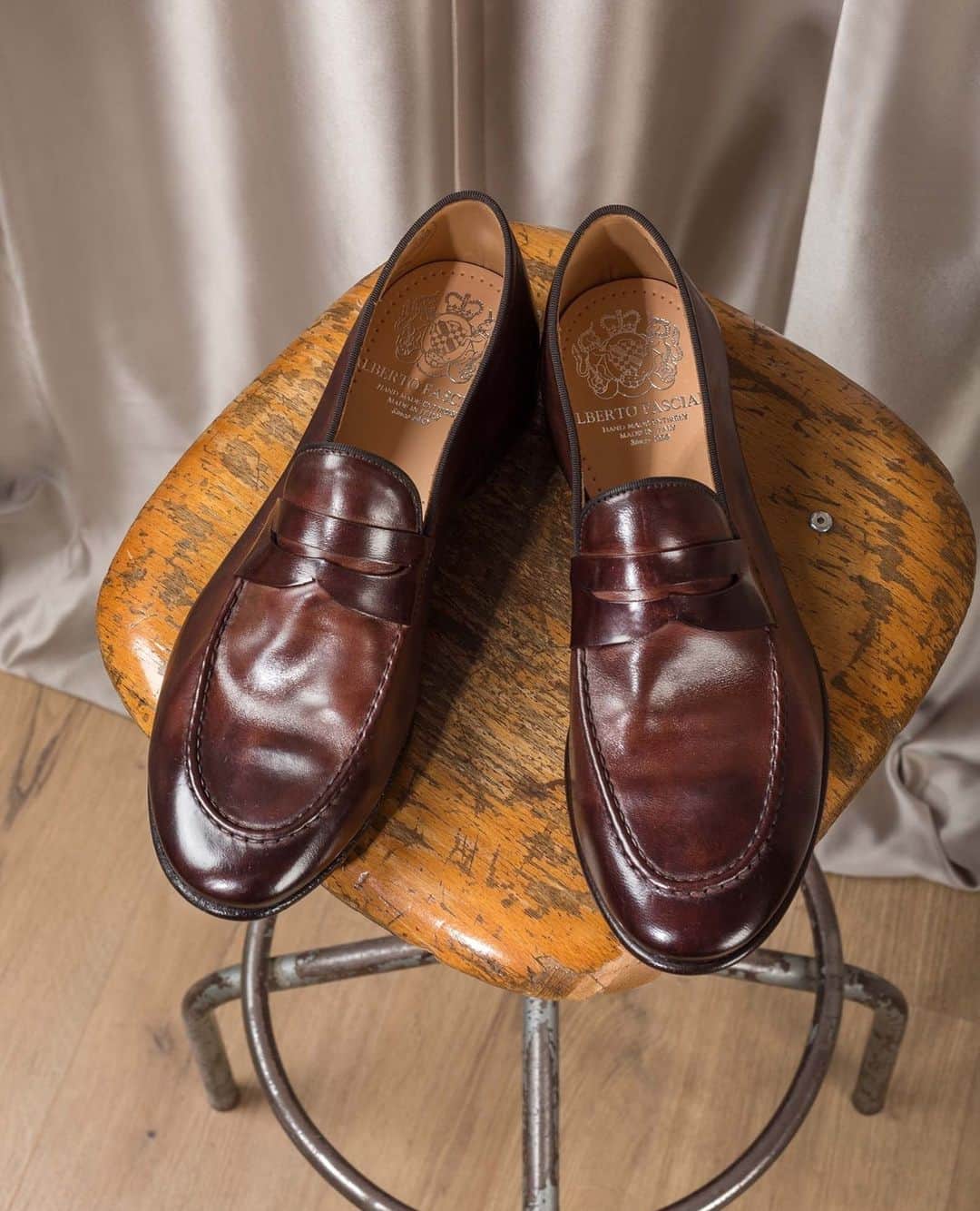 アルベルトファッシャーニのインスタグラム：「Extra flex, the reverse welt avoids the use of glues.⁠ Respect for tradition accompanied by the artisan skill of master craftsmen.⁠ ⁠ Loafers: BRIAN 61011⁠ /// Discover more online & in stores:⁠ www.albertofasciani.it⁠ ⁠ #craftsmanship #classy #loafers」