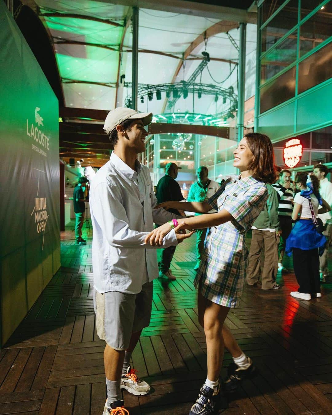 Lacosteさんのインスタグラム写真 - (LacosteInstagram)「Enjoying tennis & fiesta at the @mutuamadridopen with @clara.aparicio and @sergiobex! 🇪🇸🎉  #LeClubLacoste」4月29日 1時31分 - lacoste